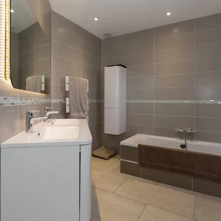 Climatisee Piscine Billard Ping-pong Villa Saint-Maximin (Gard)
